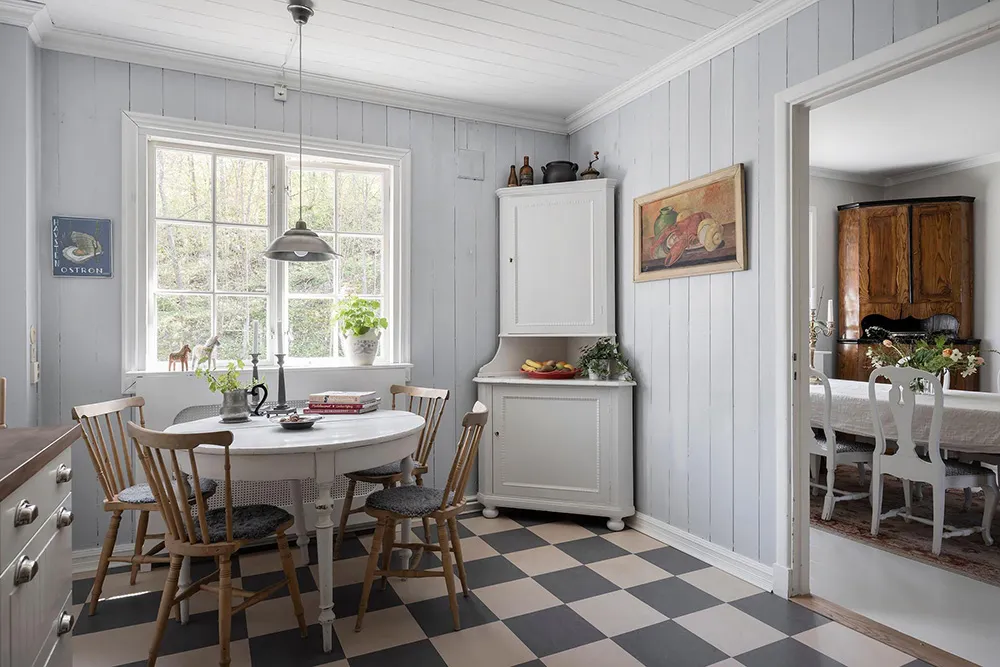 Белые интерьеры и винтажный декор: красивая дача в Швеции - Gallery image 7