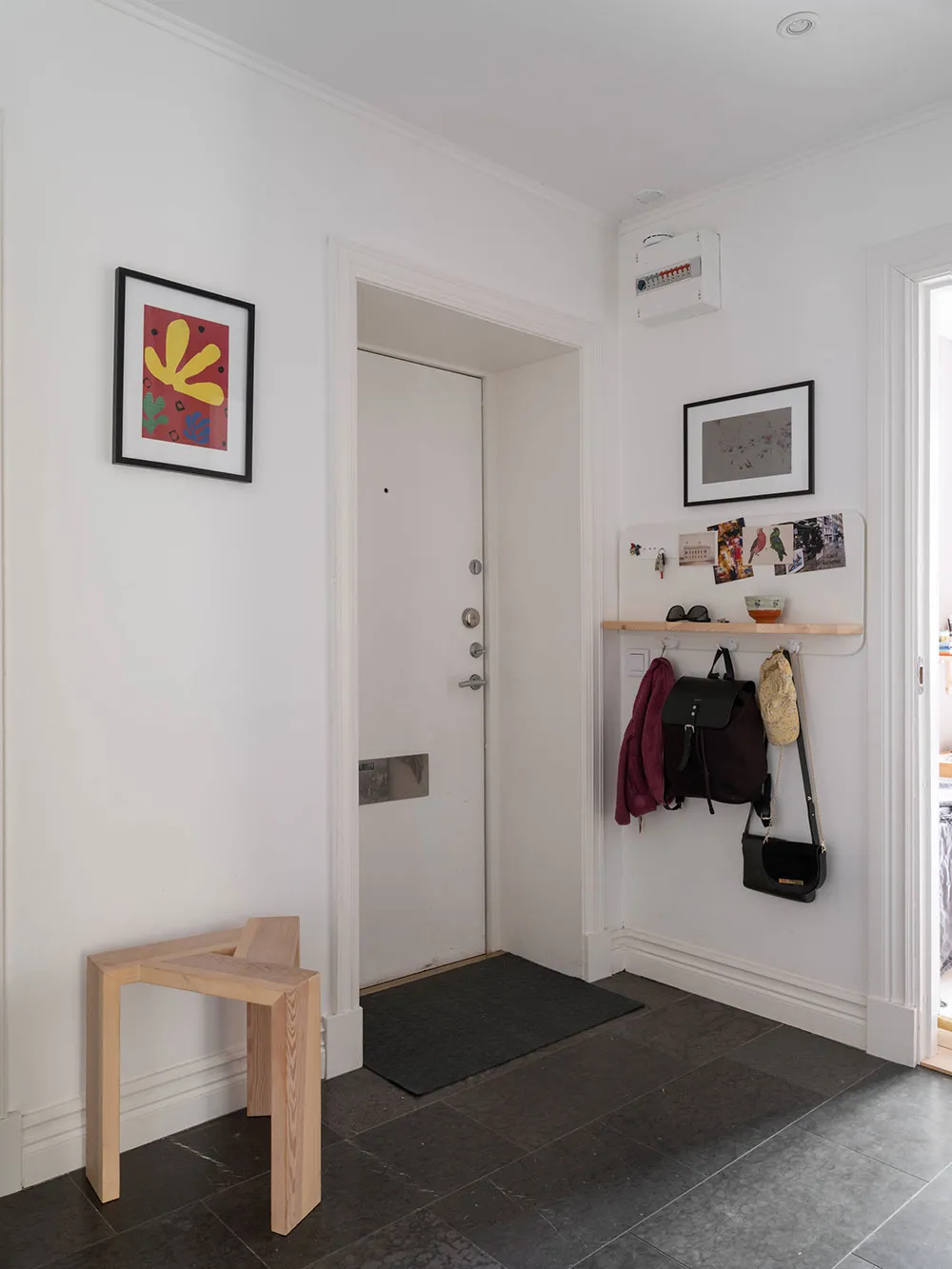 Murs peints à la main et cuisine blanche-verte inhabituelle : appartement à Göteborg (75 m²) - Gallery image 32