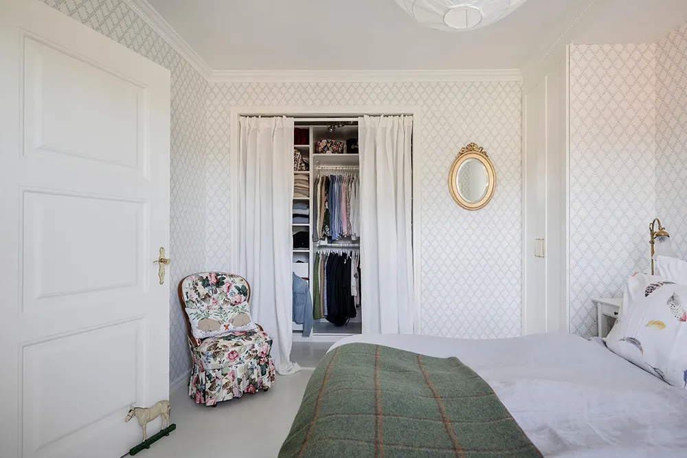 Белые интерьеры и винтажный декор: красивая дача в Швеции - Gallery image 15