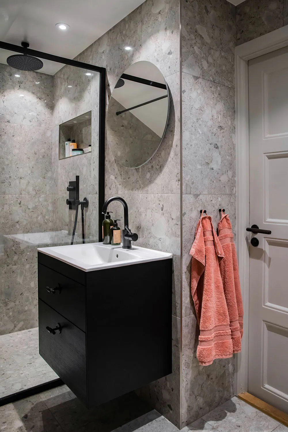 Бюджетний інтер'єр мансардної квартири на околиці Стокгольма - Gallery image 28