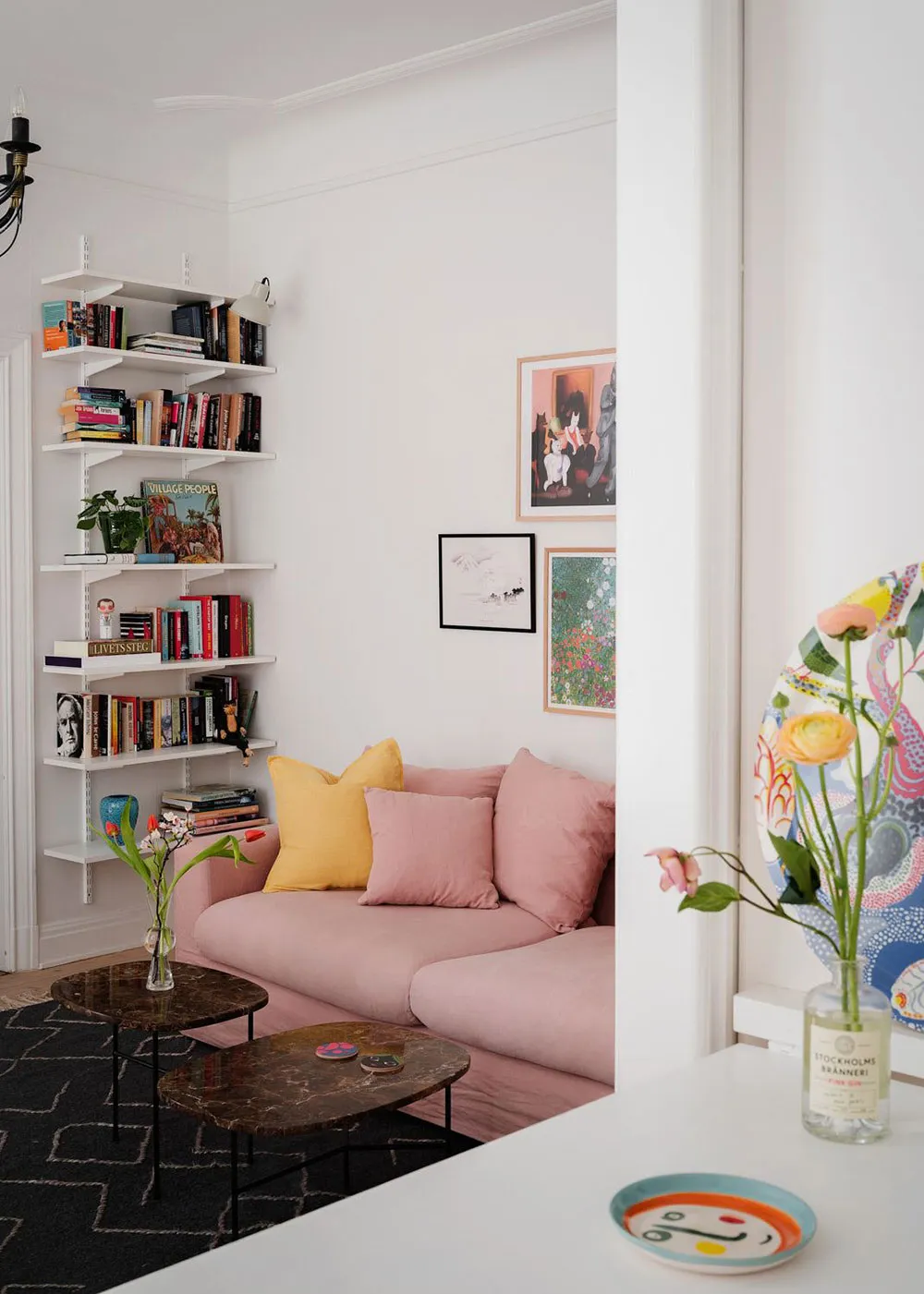 Jolie appartement scandinave avec canapé rose et cuisine blanche (49 m²) - Gallery image 11