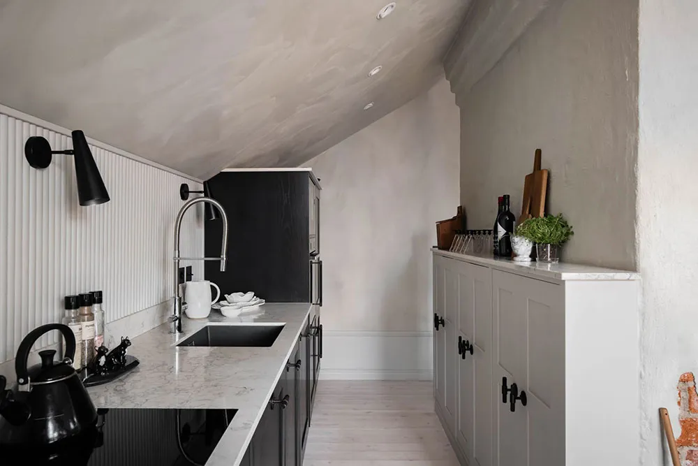 Бюджетний інтер'єр мансардної квартири на околиці Стокгольма - Gallery image 6