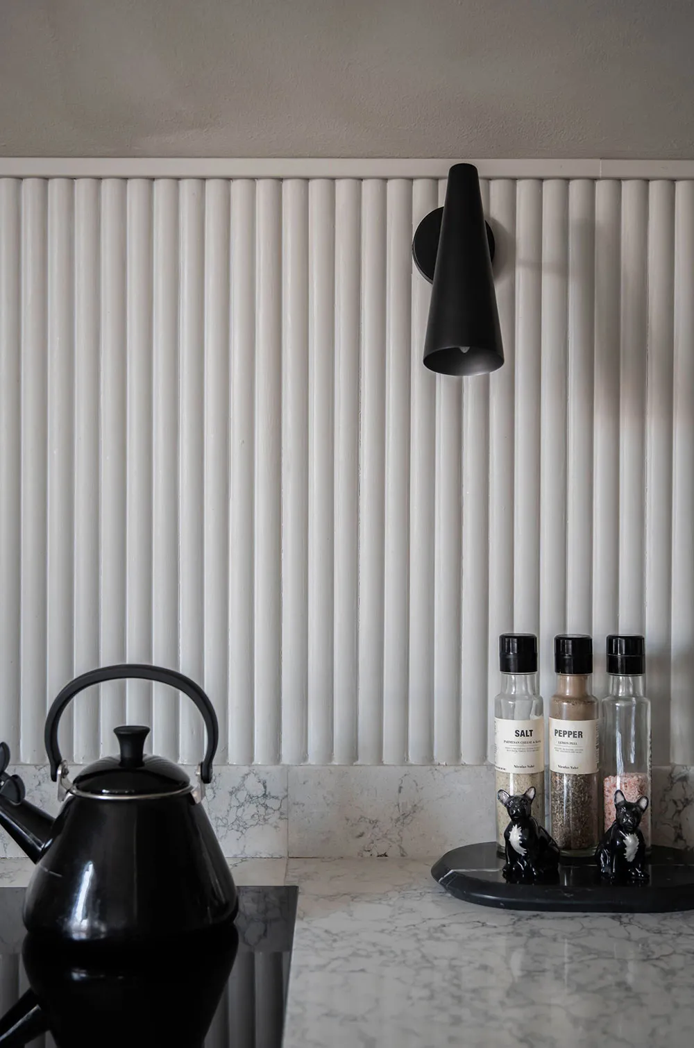 Бюджетний інтер'єр мансардної квартири на околиці Стокгольма - Gallery image 7