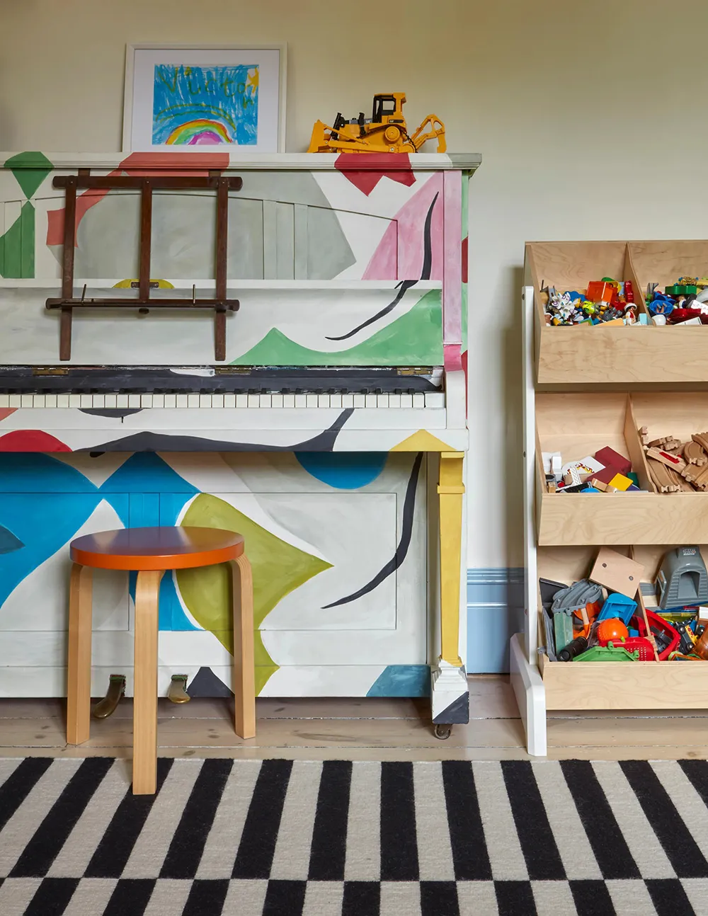 Diseñadora Katie Guinness aportó color y vida a una casa townhouse edwardiana en Londres - Gallery image 17