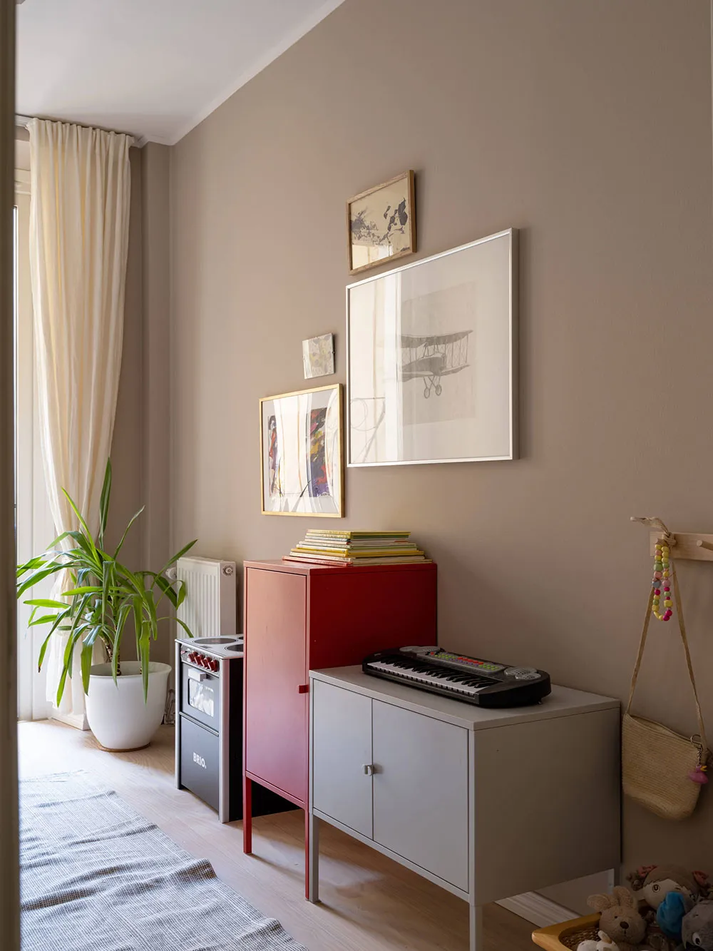 Murs peints à la main et cuisine blanche-verte inhabituelle : appartement à Göteborg (75 m²) - Gallery image 28