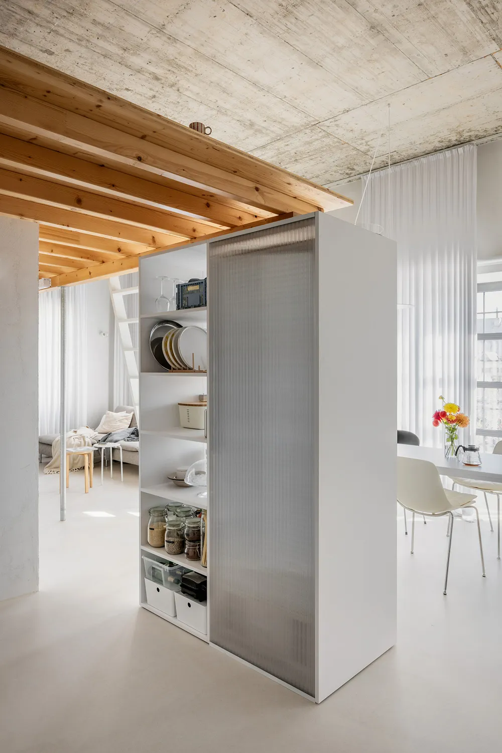 Бетонний потолок і антресоль: лофт у Словаччині (80 кв. м) - Gallery image 16