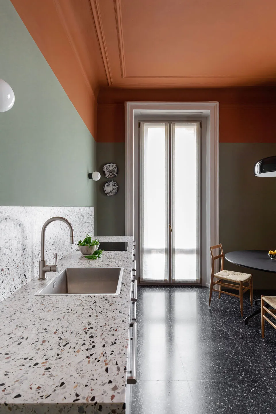 Смелая игра красок в модной миланской квартире - Gallery image 6