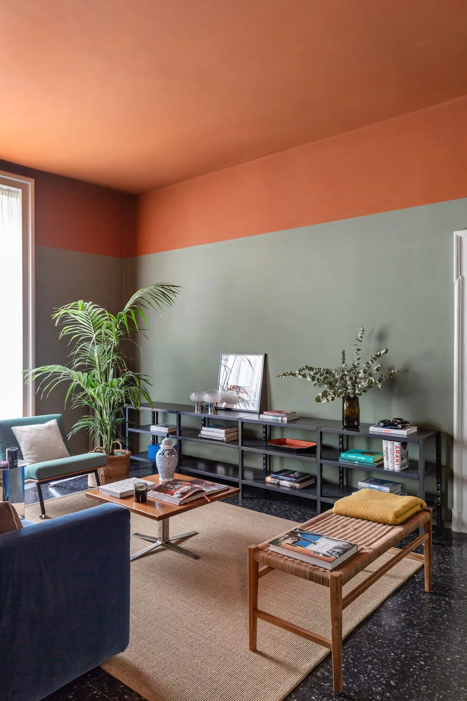 Смелая игра красок в модной миланской квартире - Gallery image 2