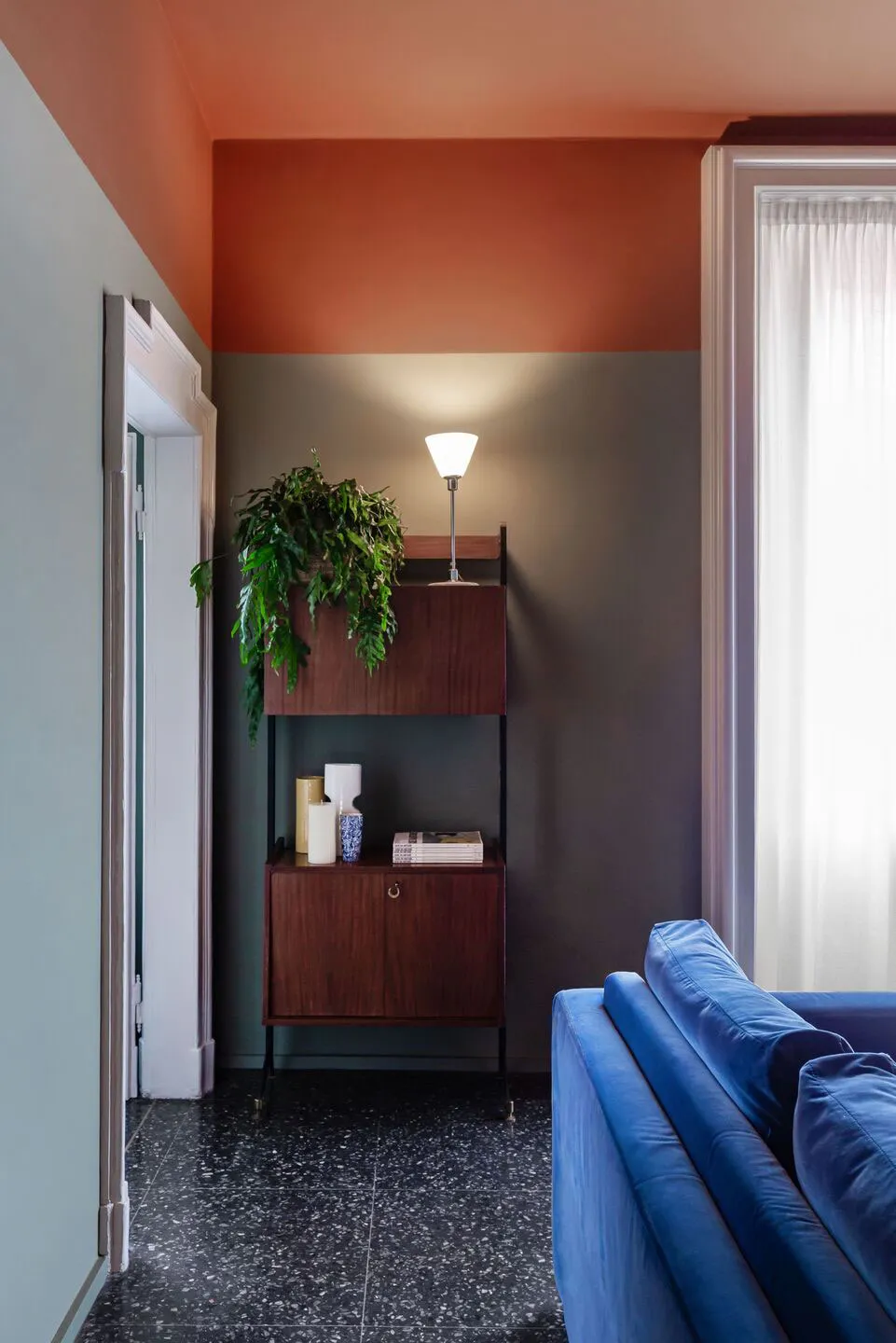 Смелая игра красок в модной миланской квартире - Gallery image 5