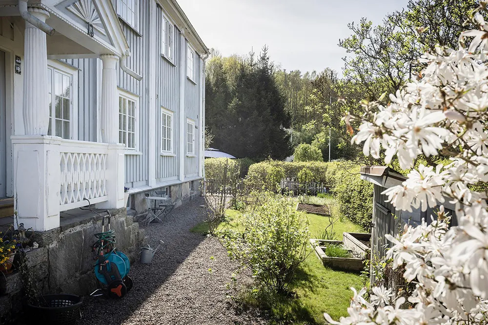 Белые интерьеры и винтажный декор: красивая дача в Швеции - Gallery image 27