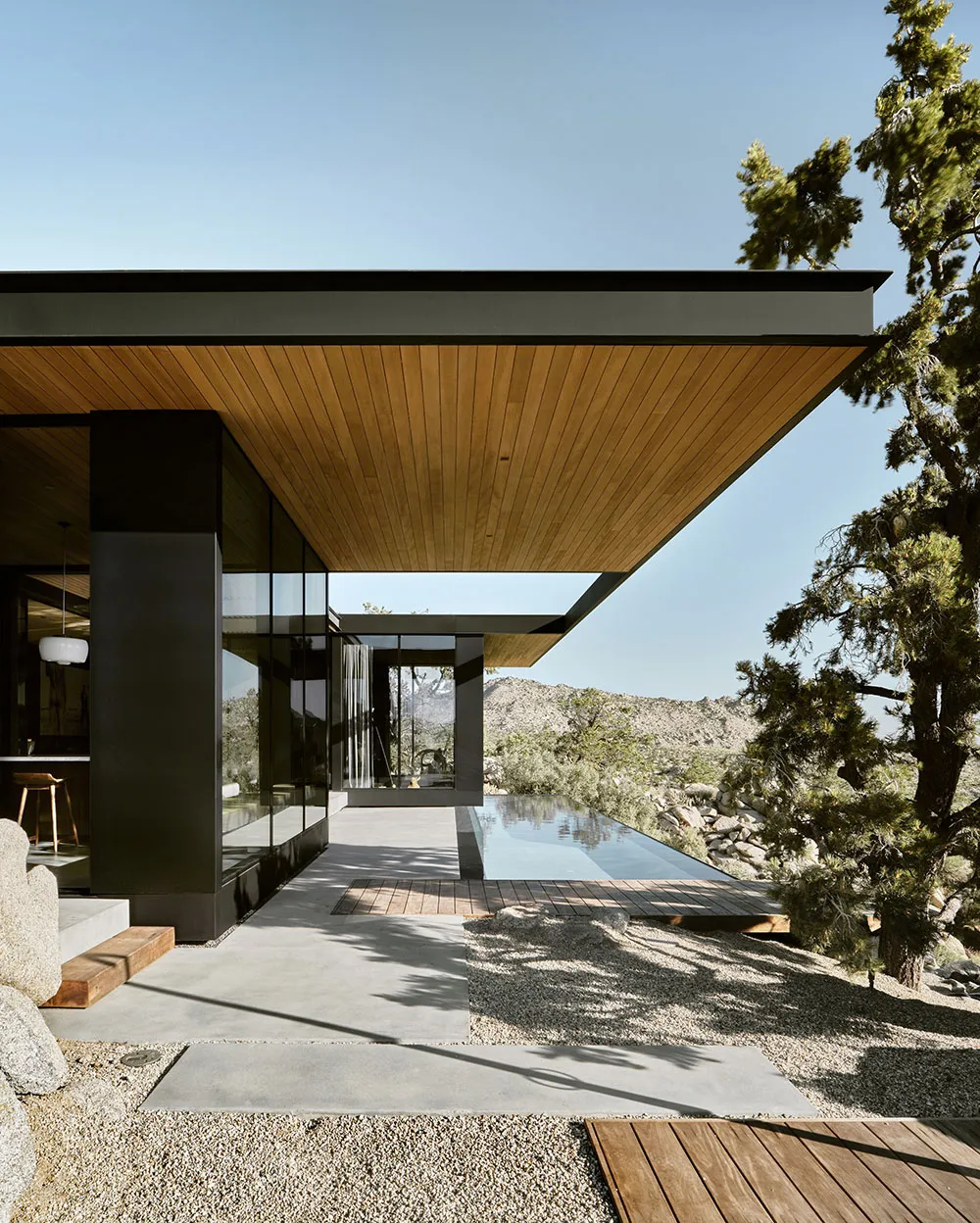 Maison dans le désert de Californie avec piscine et murs en verre - Gallery image 25