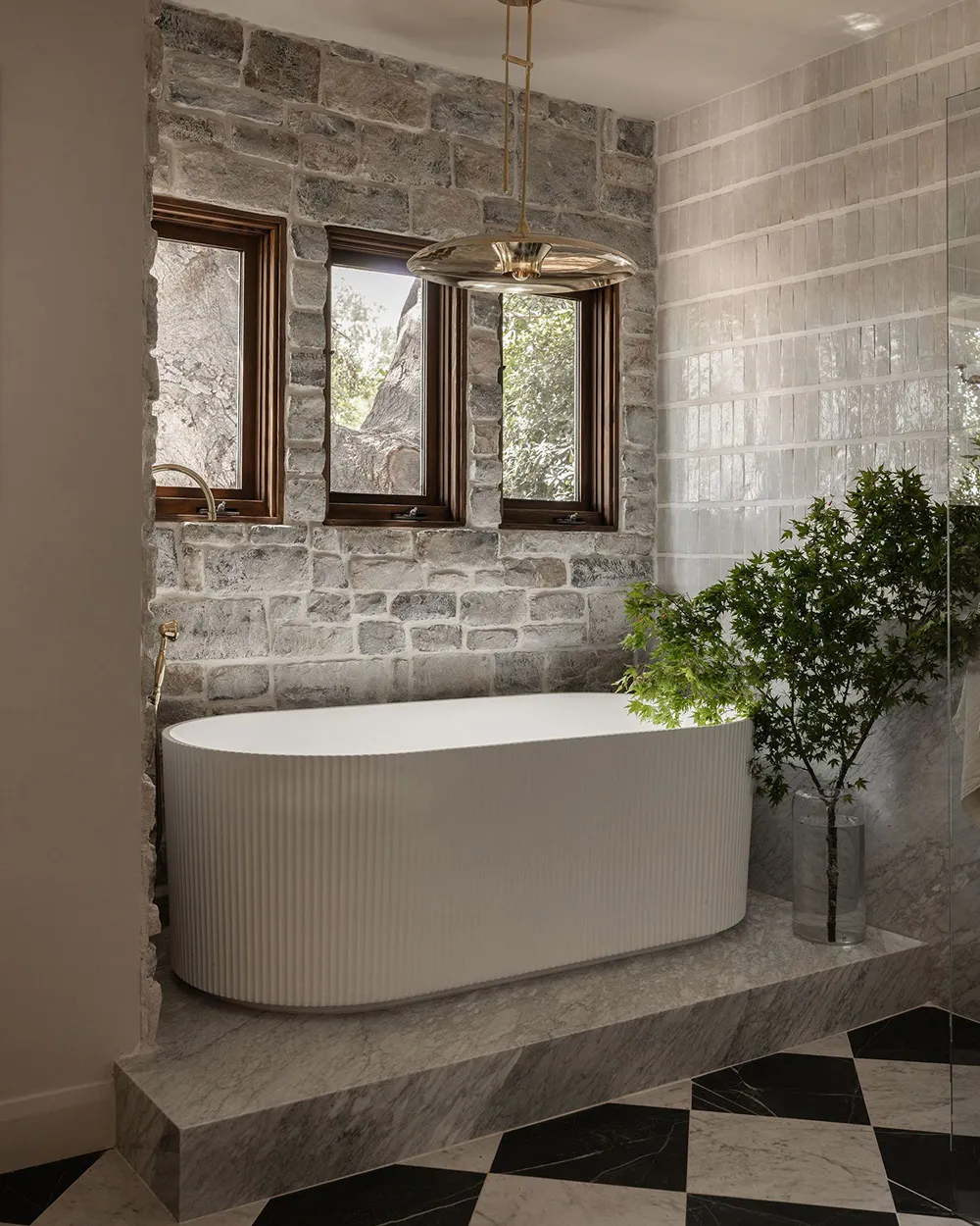 Tonos oscuros audaces en el diseño de un bungaló en California - Gallery image 26