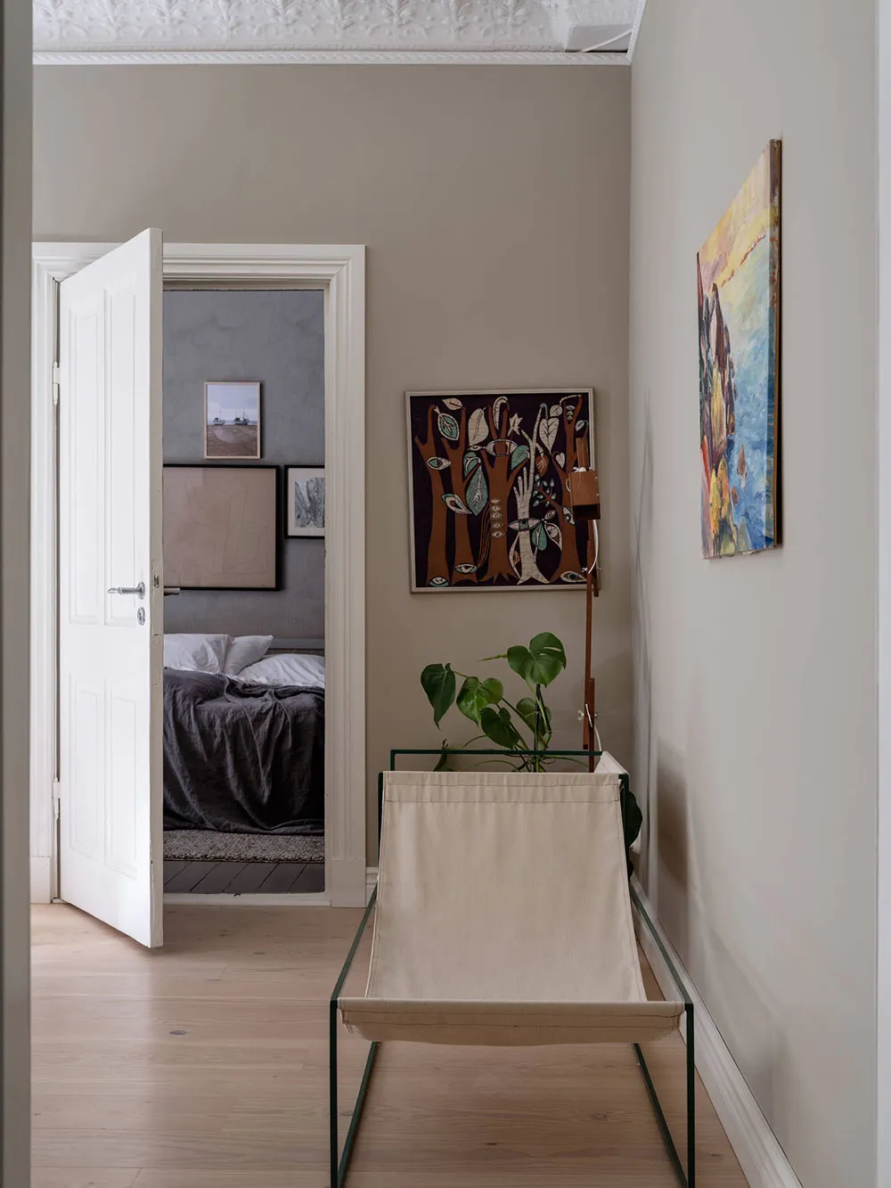 Murs peints à la main et cuisine blanche-verte inhabituelle : appartement à Göteborg (75 m²) - Gallery image 5