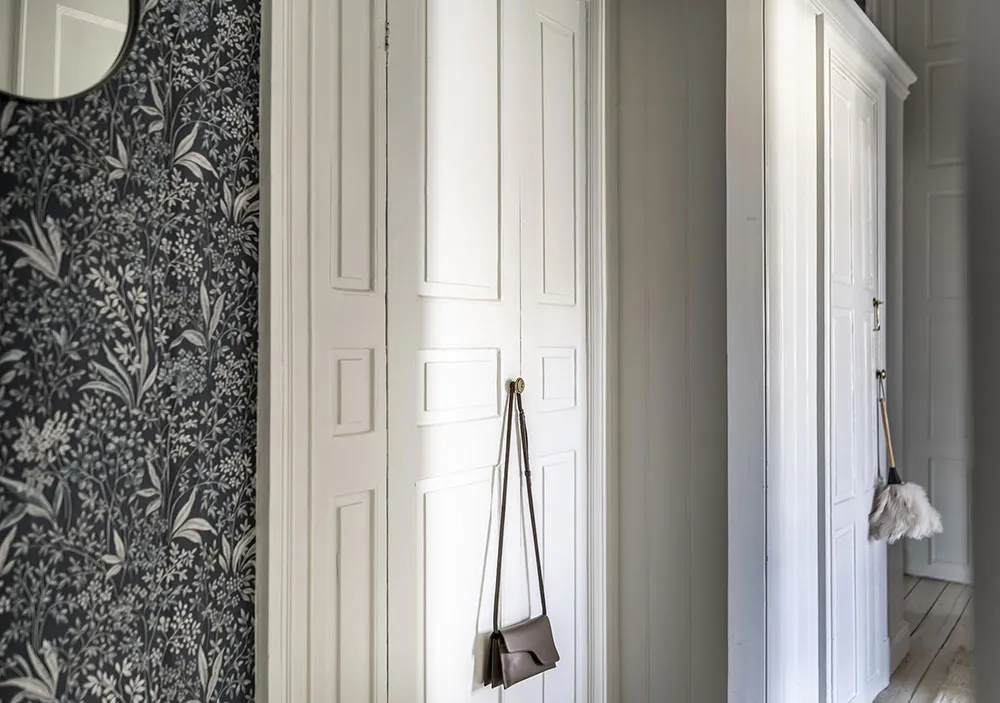 Helle monochrome Wohnung in Göteborg mit blauer Schlafzimmer (92 qm) - Gallery image 23