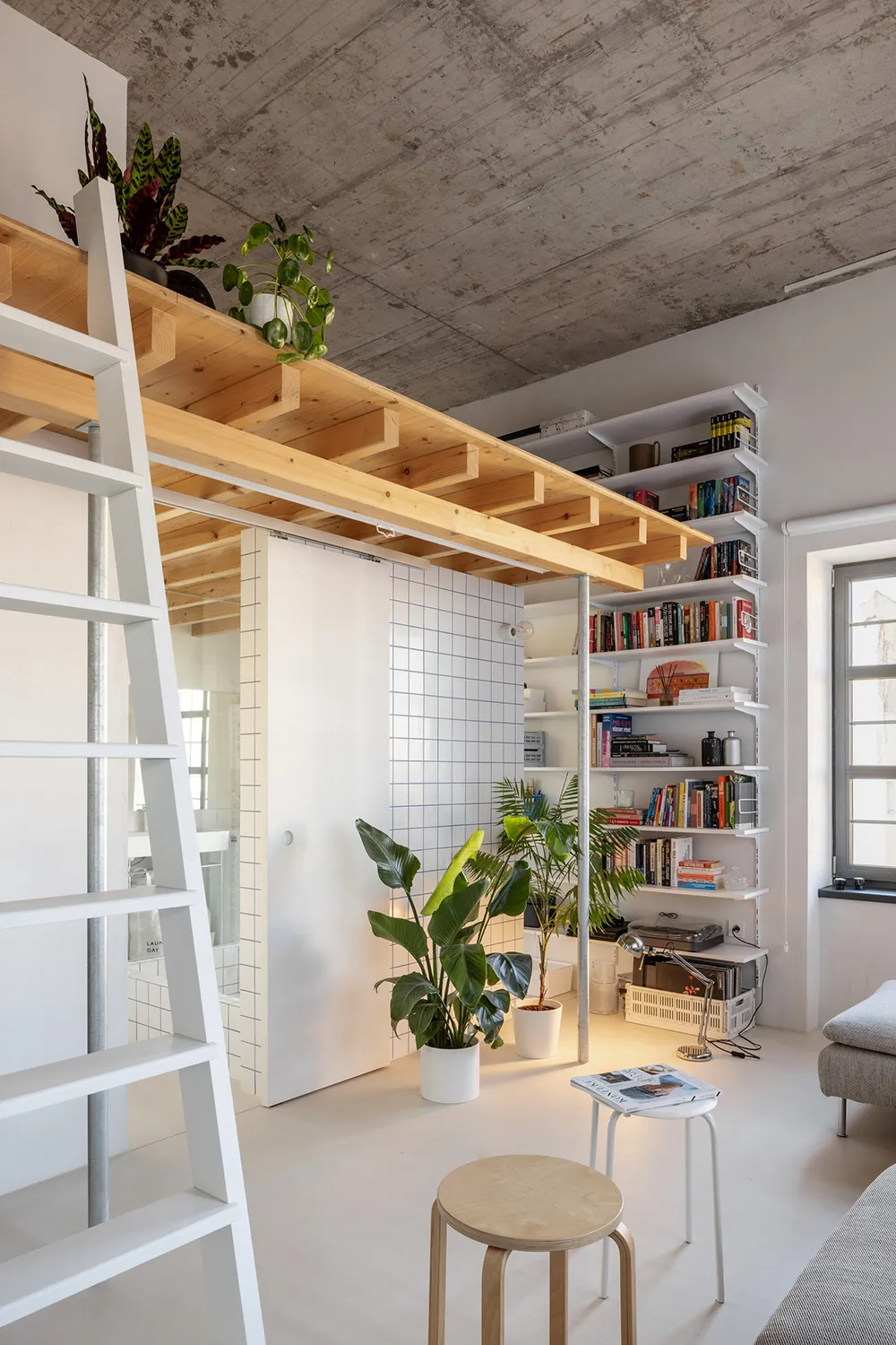 Бетонний потолок і антресоль: лофт у Словаччині (80 кв. м) - Gallery image 1