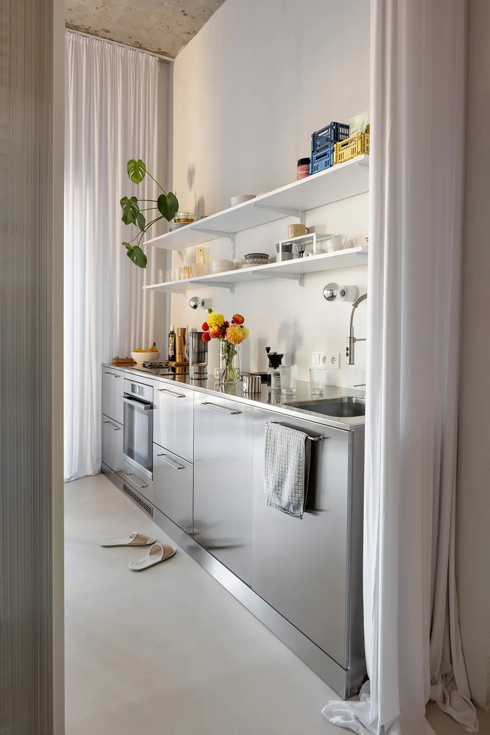 Бетонний потолок і антресоль: лофт у Словаччині (80 кв. м) - Gallery image 19