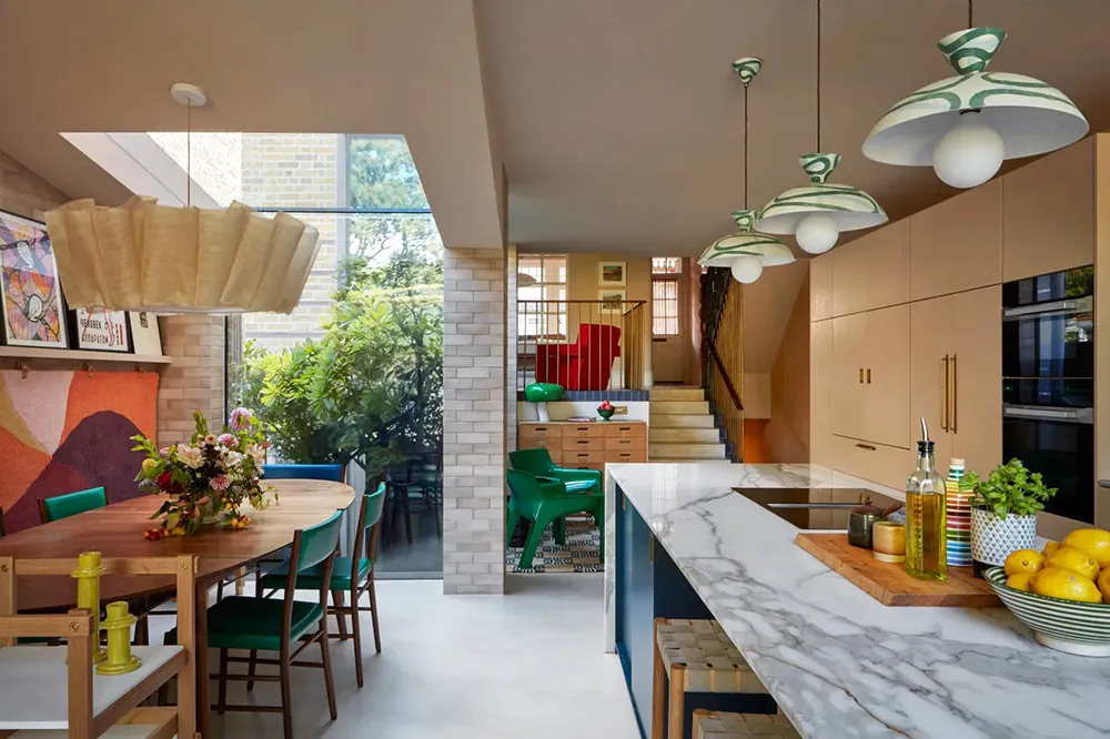 Diseñadora Katie Guinness aportó color y vida a una casa townhouse edwardiana en Londres - Gallery image 9