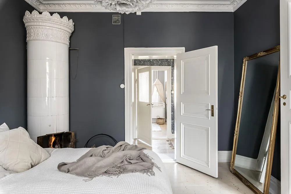 Helle monochrome Wohnung in Göteborg mit blauer Schlafzimmer (92 qm) - Gallery image 11