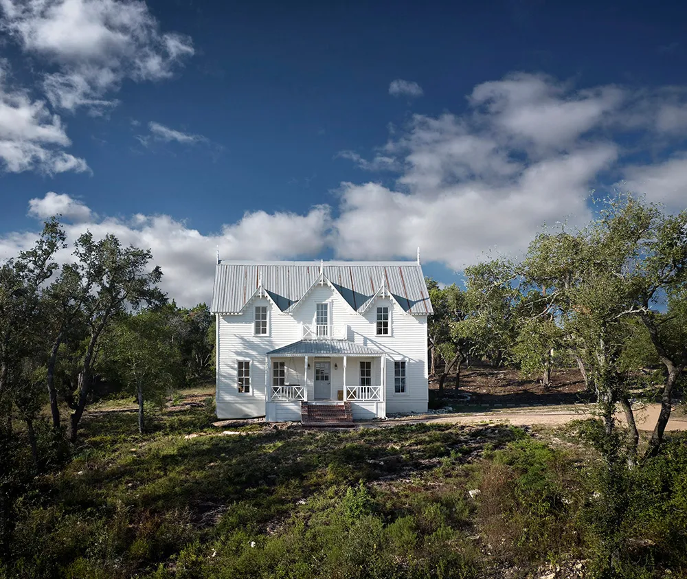 Сісти від усього: оновлення красивого підмісцевого дому, якого немає на картах - Gallery image 1