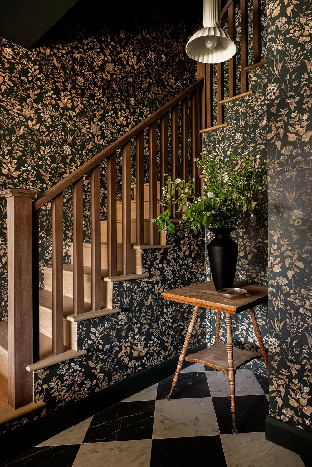 Tonos oscuros audaces en el diseño de un bungaló en California - Gallery image 11