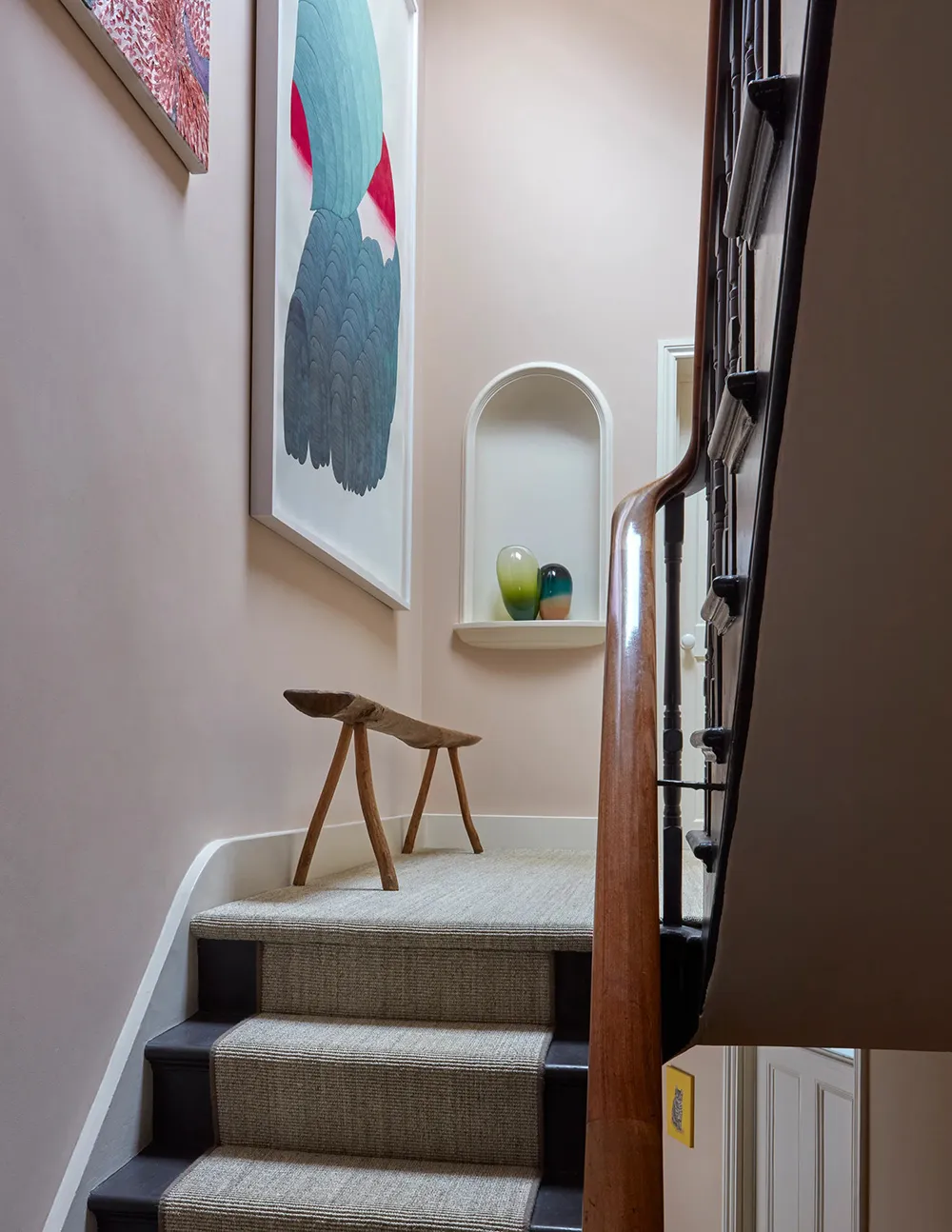 Diseñadora Katie Guinness aportó color y vida a una casa townhouse edwardiana en Londres - Gallery image 18