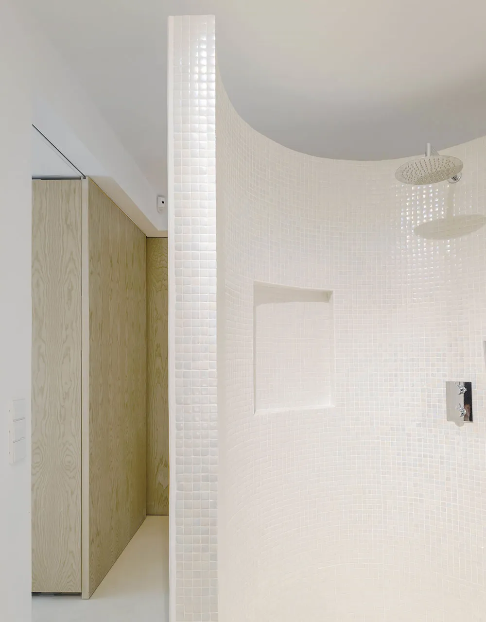 Weißes Apartment in Madrid mit sanften Pastellakzenten - Gallery image 13