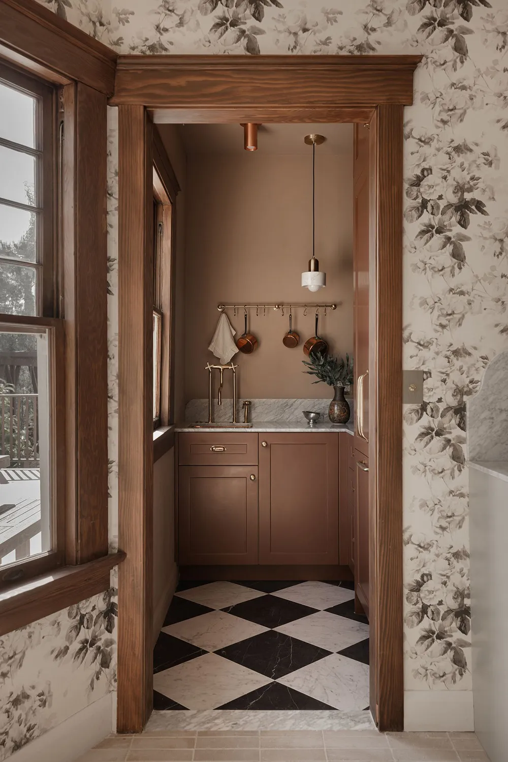 Tonos oscuros audaces en el diseño de un bungaló en California - Gallery image 7