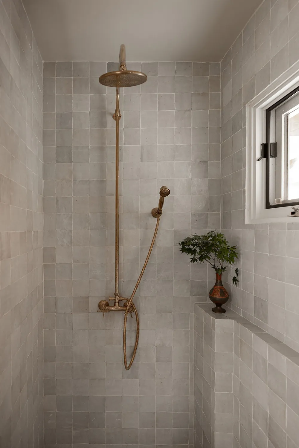 Tonos oscuros audaces en el diseño de un bungaló en California - Gallery image 28