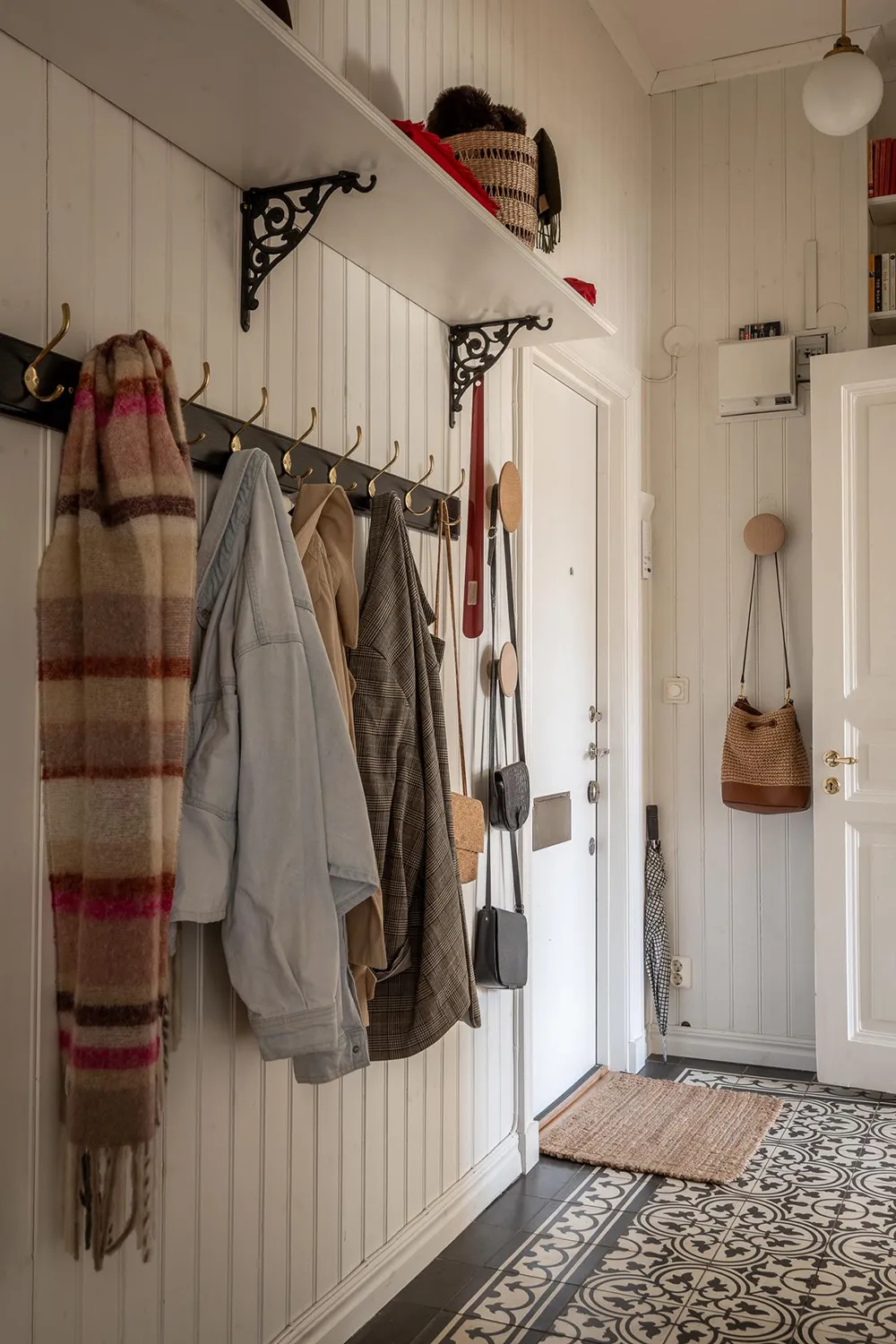 Colorful Accents and Gentle Notes: Pleasant Apartment in Goteborg (87 sqm) - Gallery image 26