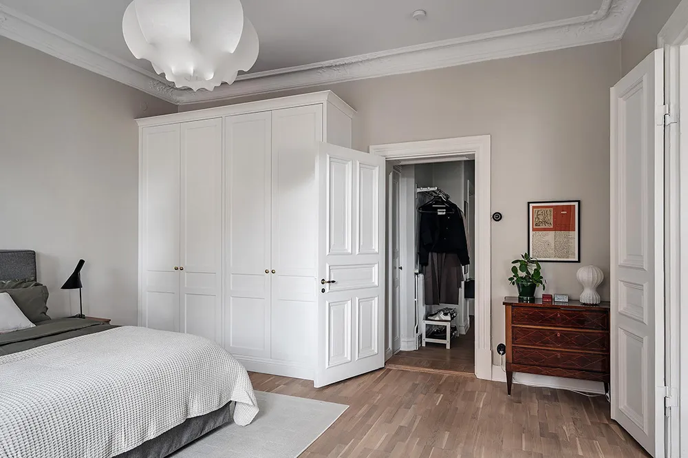 Elegante diseño escandinavo con acentos oscuros en el decorado - Gallery image 32