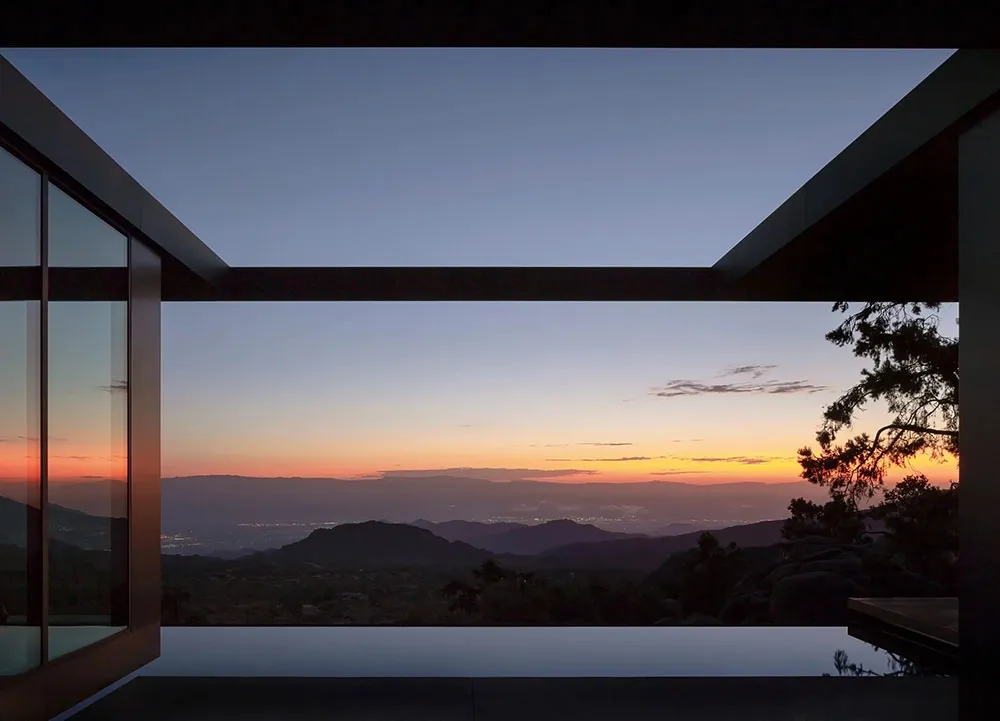 Maison dans le désert de Californie avec piscine et murs en verre - Gallery image 32