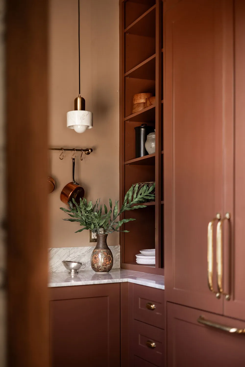 Tonos oscuros audaces en el diseño de un bungaló en California - Gallery image 8