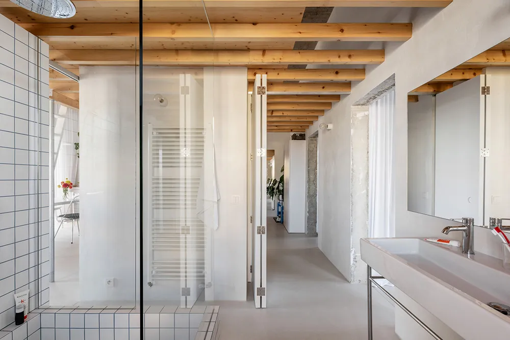 Бетонний потолок і антресоль: лофт у Словаччині (80 кв. м) - Gallery image 9