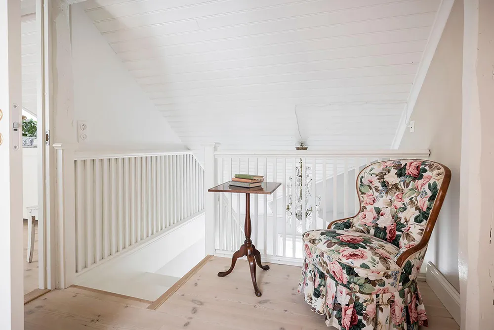 Белые интерьеры и винтажный декор: красивая дача в Швеции - Gallery image 22