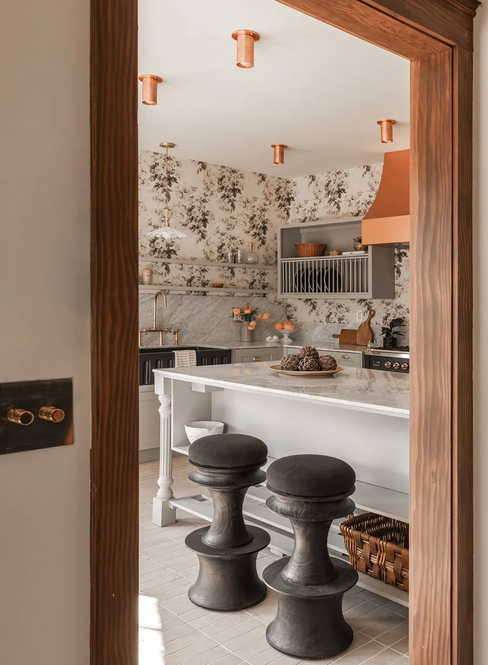 Tonos oscuros audaces en el diseño de un bungaló en California - Gallery image 4