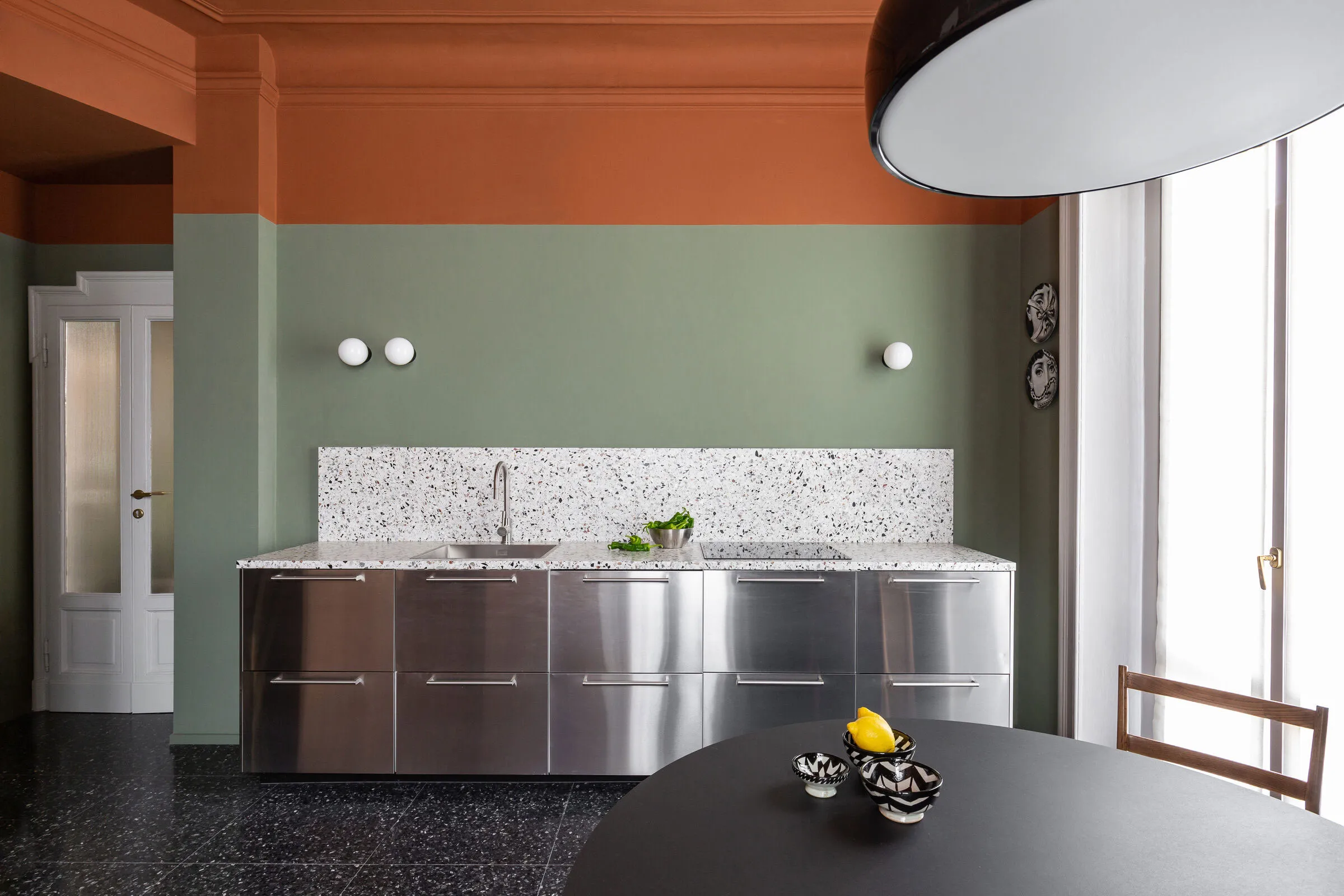 Смелая игра красок в модной миланской квартире - Gallery image 8