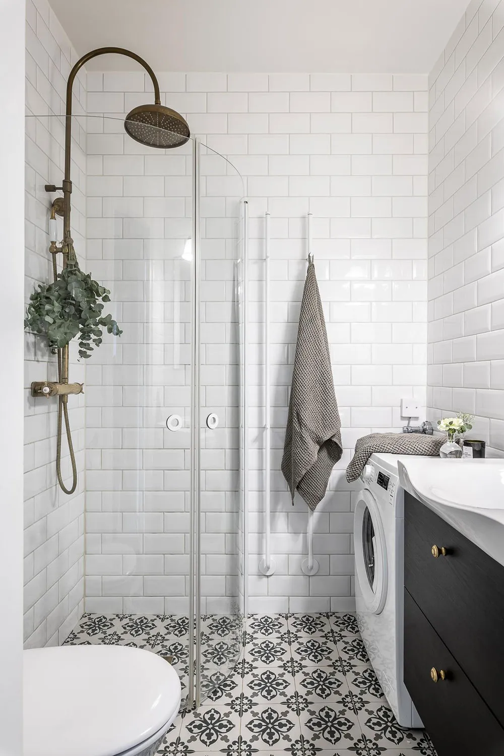 Helle monochrome Wohnung in Göteborg mit blauer Schlafzimmer (92 qm) - Gallery image 24