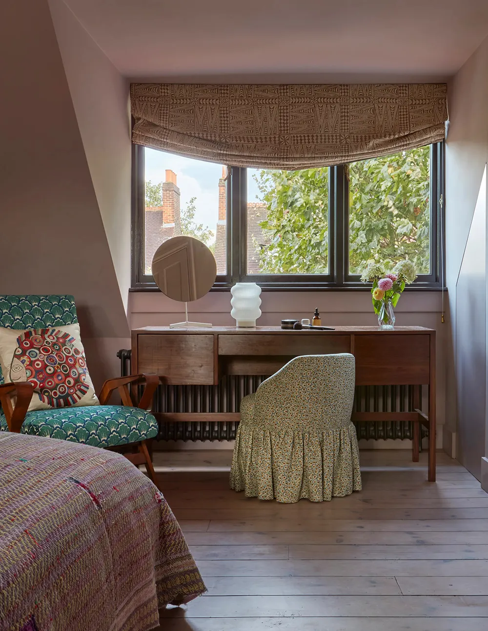 Diseñadora Katie Guinness aportó color y vida a una casa townhouse edwardiana en Londres - Gallery image 13