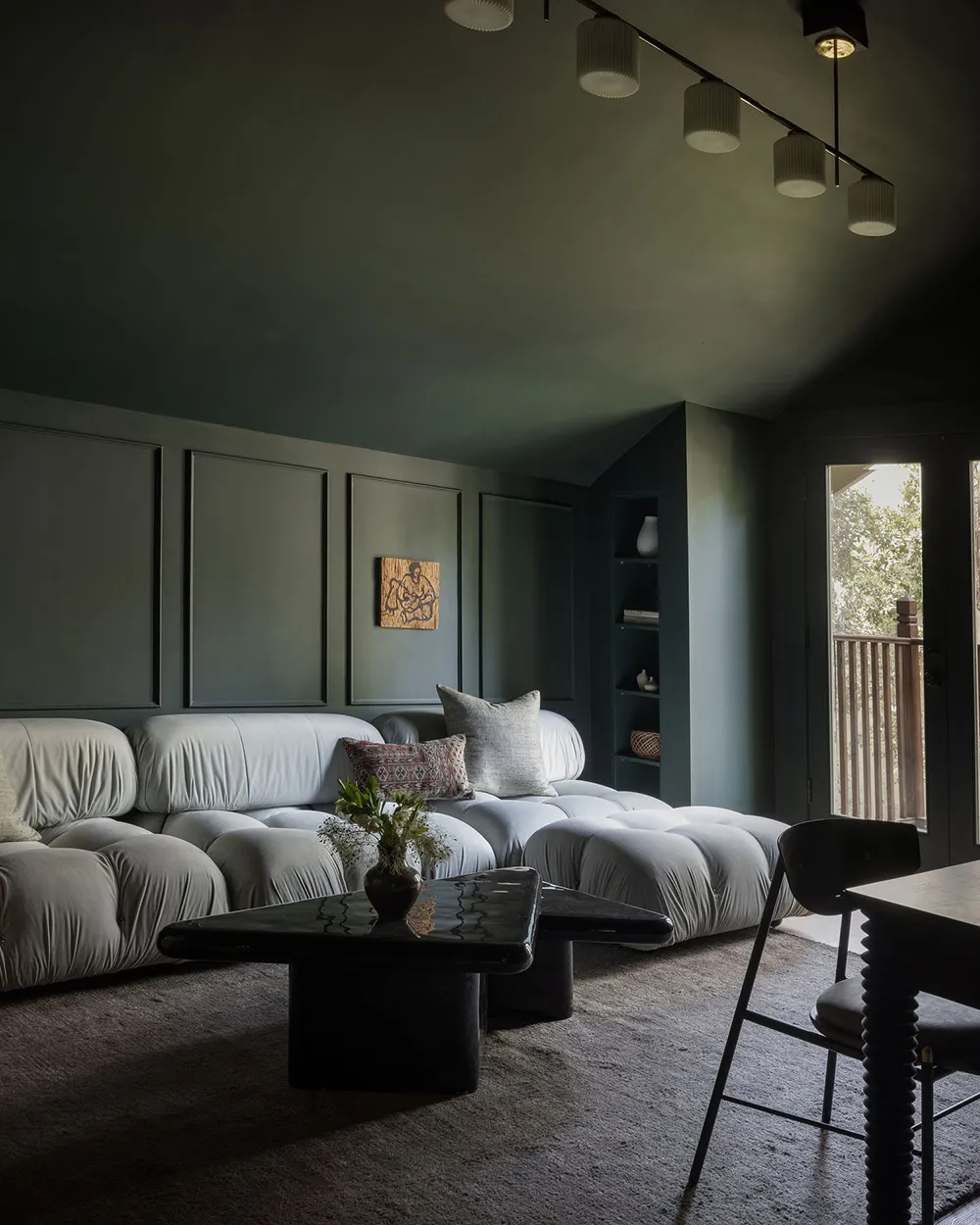 Tonos oscuros audaces en el diseño de un bungaló en California - Gallery image 13