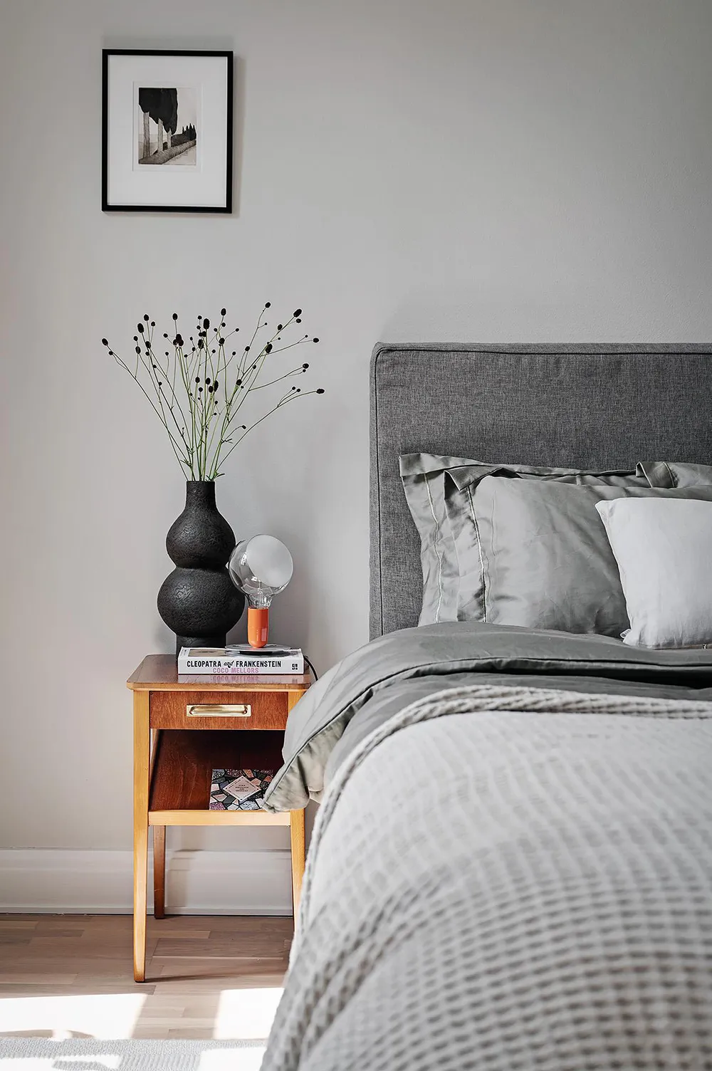 Elegante diseño escandinavo con acentos oscuros en el decorado - Gallery image 29