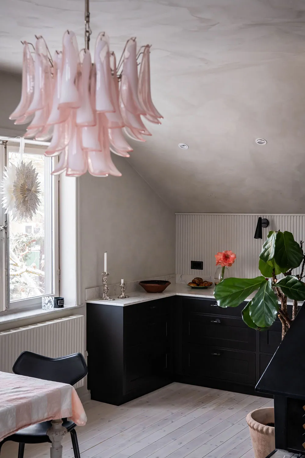 Бюджетний інтер'єр мансардної квартири на околиці Стокгольма - Gallery image 8