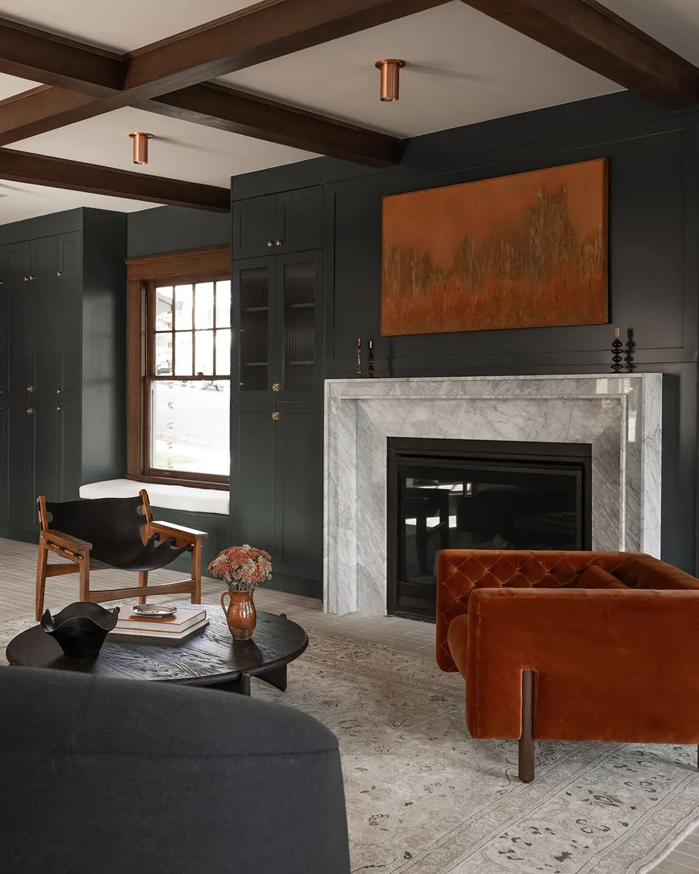 Tonos oscuros audaces en el diseño de un bungaló en California - Gallery image 2