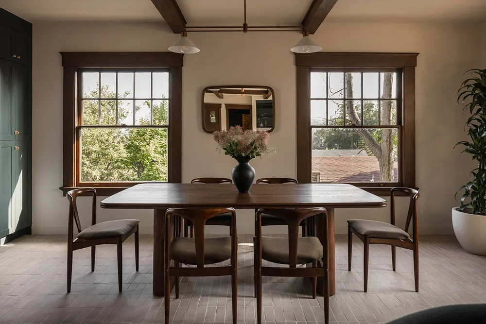 Tonos oscuros audaces en el diseño de un bungaló en California - Gallery image 3