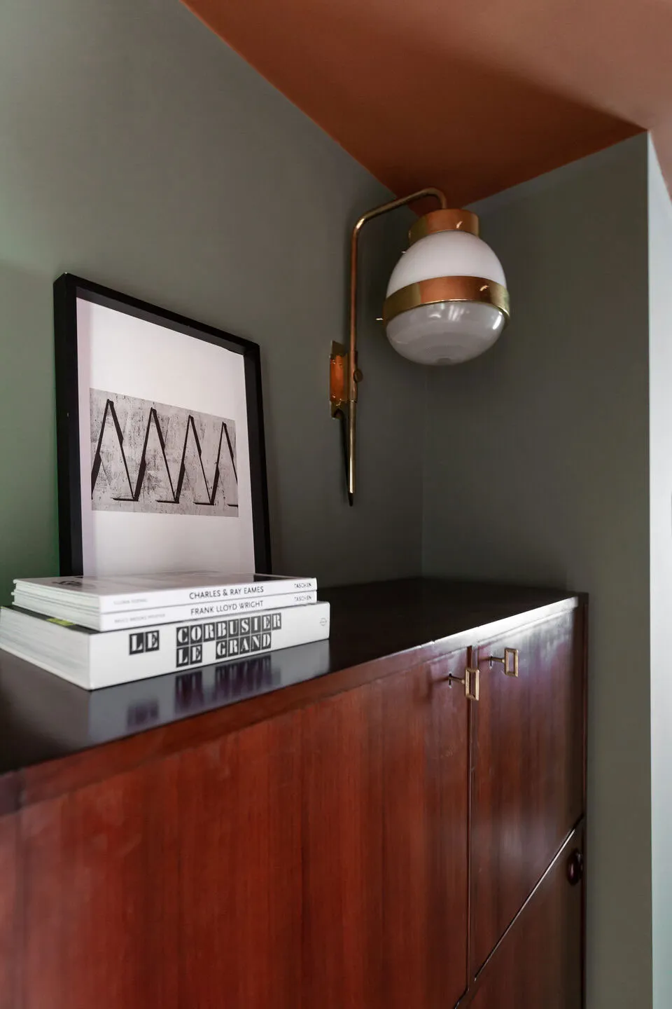 Смелая игра красок в модной миланской квартире - Gallery image 15