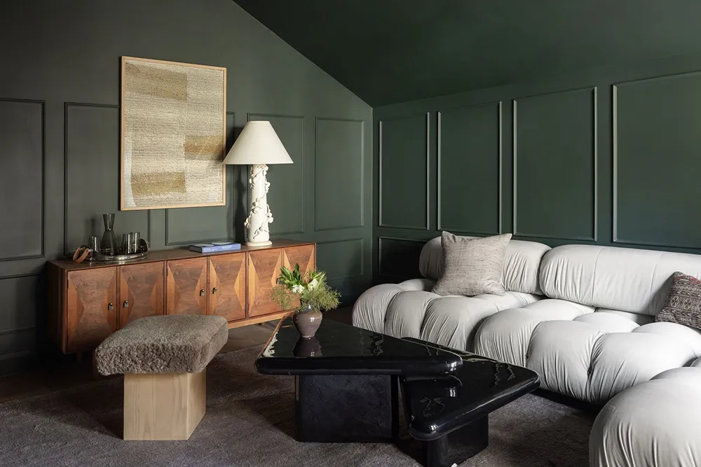 Tonos oscuros audaces en el diseño de un bungaló en California - Gallery image 15