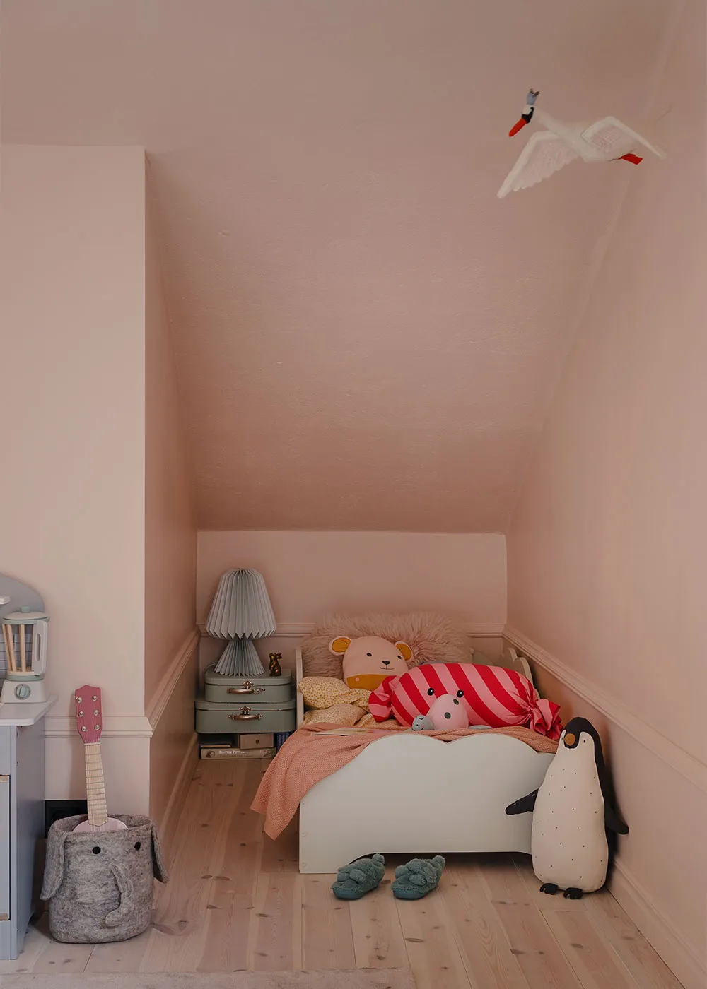 Бюджетний інтер'єр мансардної квартири на околиці Стокгольма - Gallery image 21