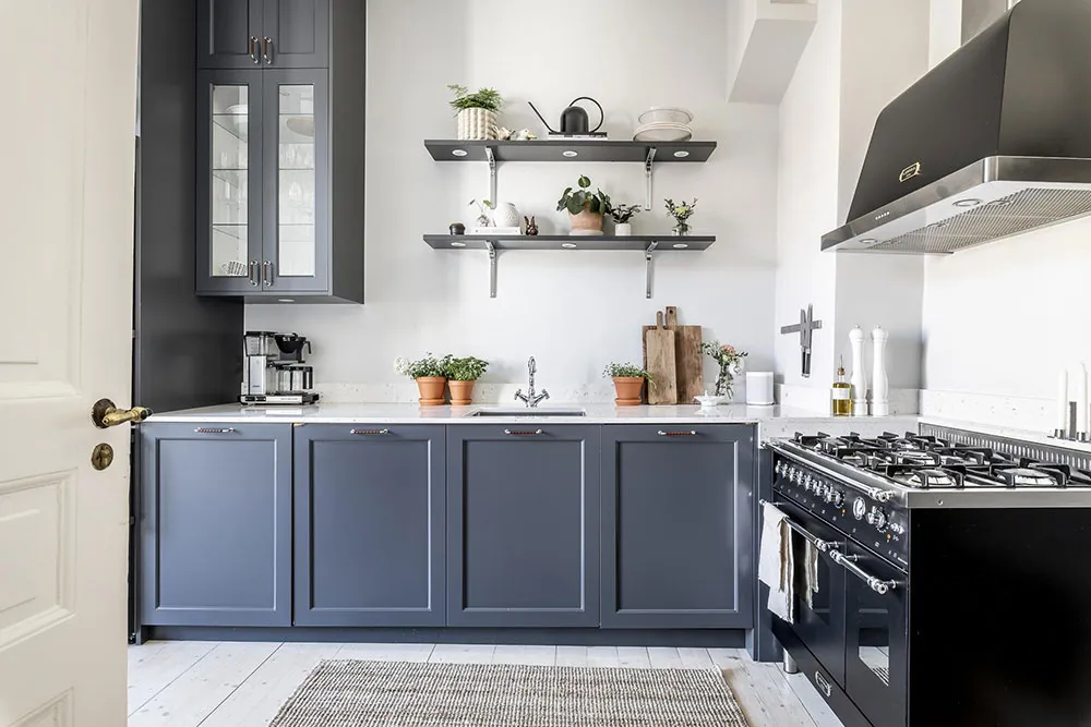 Helle monochrome Wohnung in Göteborg mit blauer Schlafzimmer (92 qm) - Gallery image 14