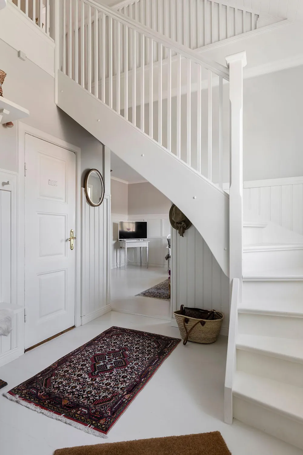 Белые интерьеры и винтажный декор: красивая дача в Швеции - Gallery image 20