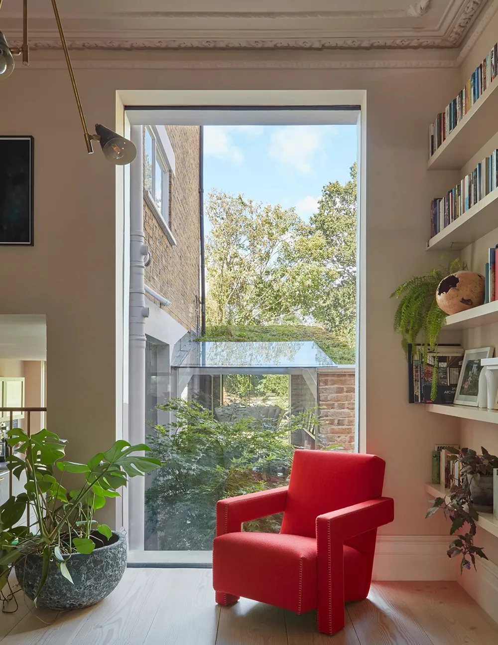 Diseñadora Katie Guinness aportó color y vida a una casa townhouse edwardiana en Londres - Gallery image 10