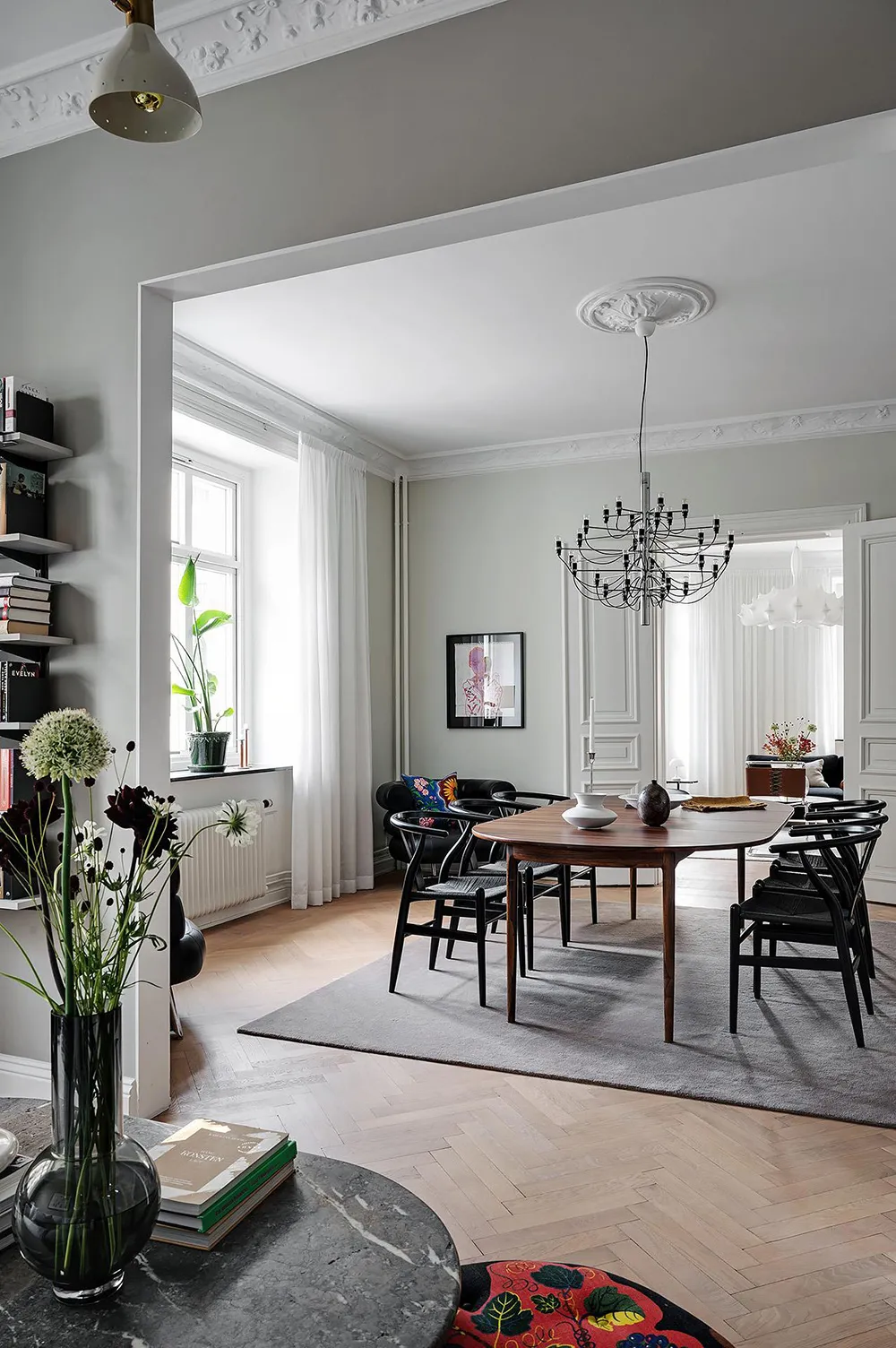 Elegante diseño escandinavo con acentos oscuros en el decorado - Gallery image 17